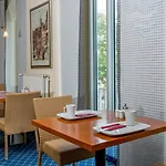 Plaza Premium Columbus ホテル 4*