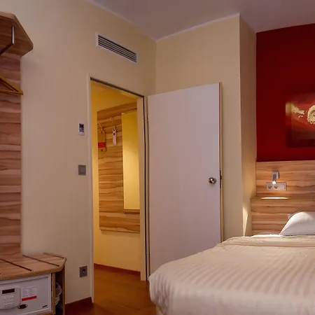 Plaza Premium Columbus 4*