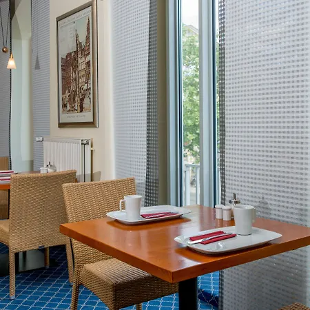 Plaza Premium Columbus Hotel 4*