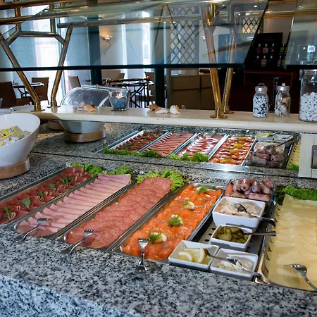 Plaza Premium Columbus 4*
