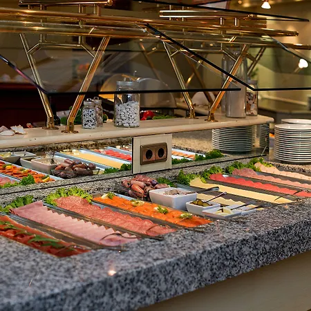 Plaza Premium Columbus Hotel 4*