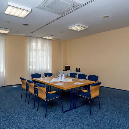 Plaza Premium Columbus 4*