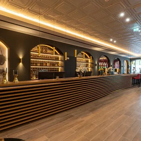 Plaza Premium Columbus Hotel 4*