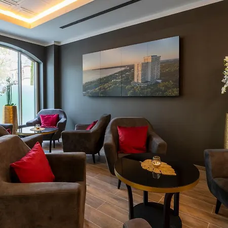 Plaza Premium Columbus 4*