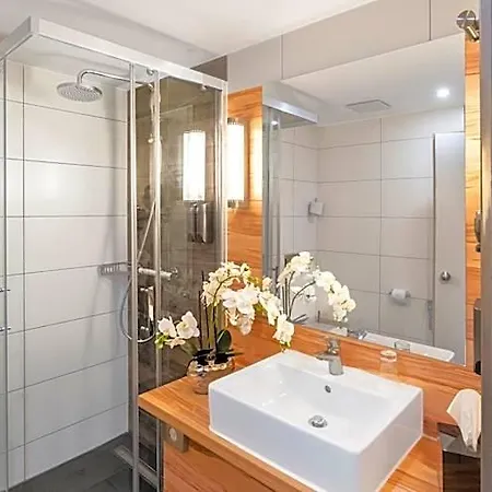 Plaza Premium Columbus 4*