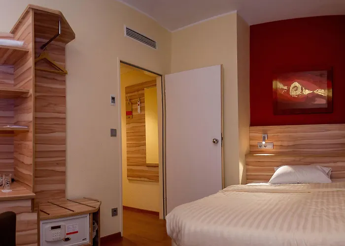 Plaza Premium Columbus 4*