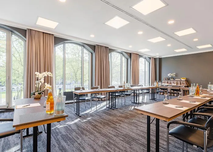 Plaza Premium Columbus 4*